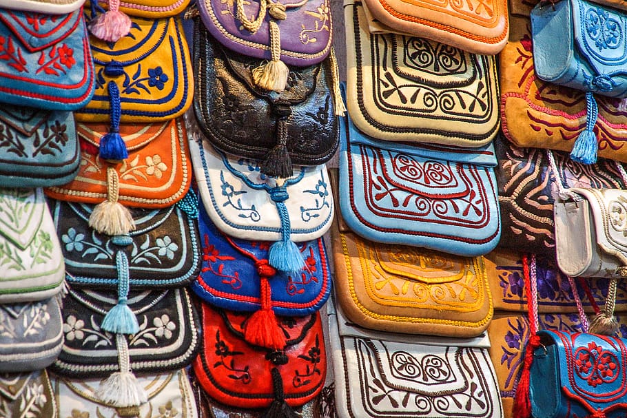 marrakech, kulit kambing yg halus, souk, pasar, bumbu-bumbu, makanan, budaya, warna-warni, tradisional, jalan
