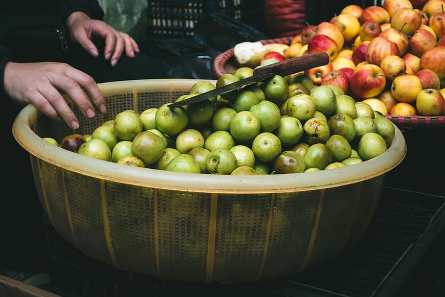 manzanas, mercado, Pequeño, manzana, fruta, manos, afuera, frescura, alimentación saludable, cesta