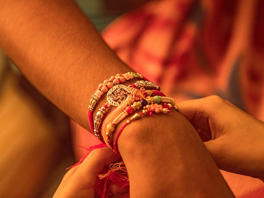Persona, vistiendo, con cuentas, pulseras, rakhi, rakshabandhan, india, tradición, festival, raksha