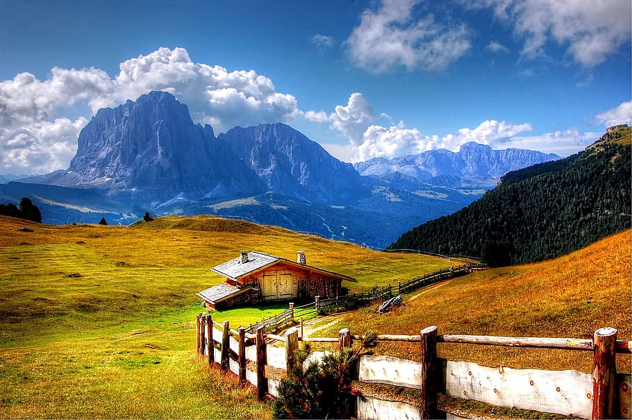 beige, casa, rodeado, campo de hierba, Dolomitas, montañas, Italia, sassolungo, tirol del sur, alpino