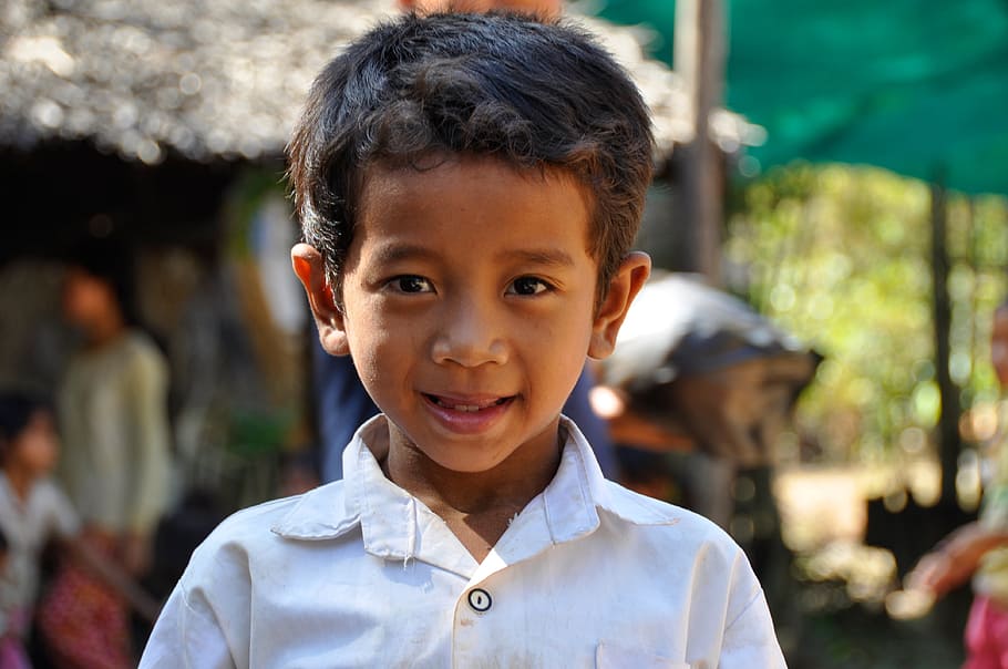 boy, child, kambotscha, portrait, looking at camera, focus on foreground, headshot, front view, one person, smiling