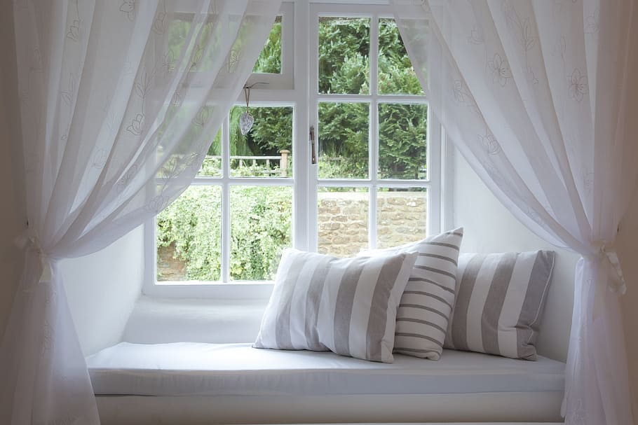 tres, gris y blanco, rayado, cojín, almohadas, al lado, claro, ventana de vidrio, Asiento de ventana, Cojines