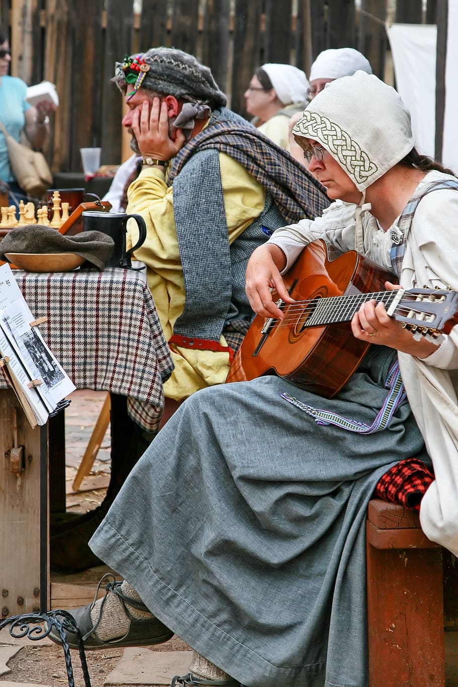 mujer, sentado, banco, jugando, guitarra, hombre, disfraz, anticuado, ajedrez, sociedad