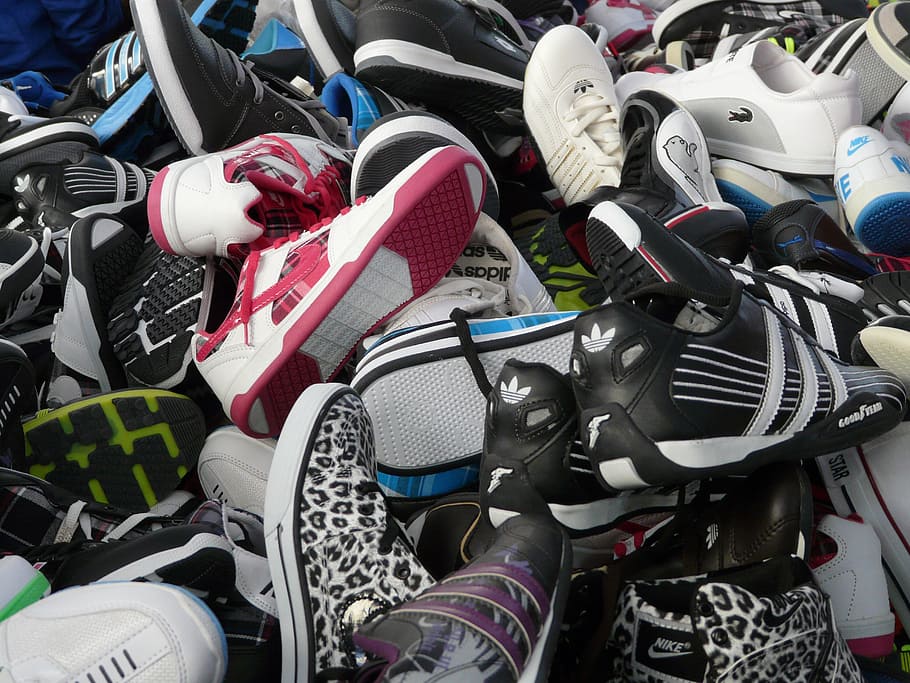 banyak sneaker warna-warni, sepatu kets, sepatu, sepatu olahraga, penjualan, pasar, kelompok besar objek, pilihan, variasi, hari