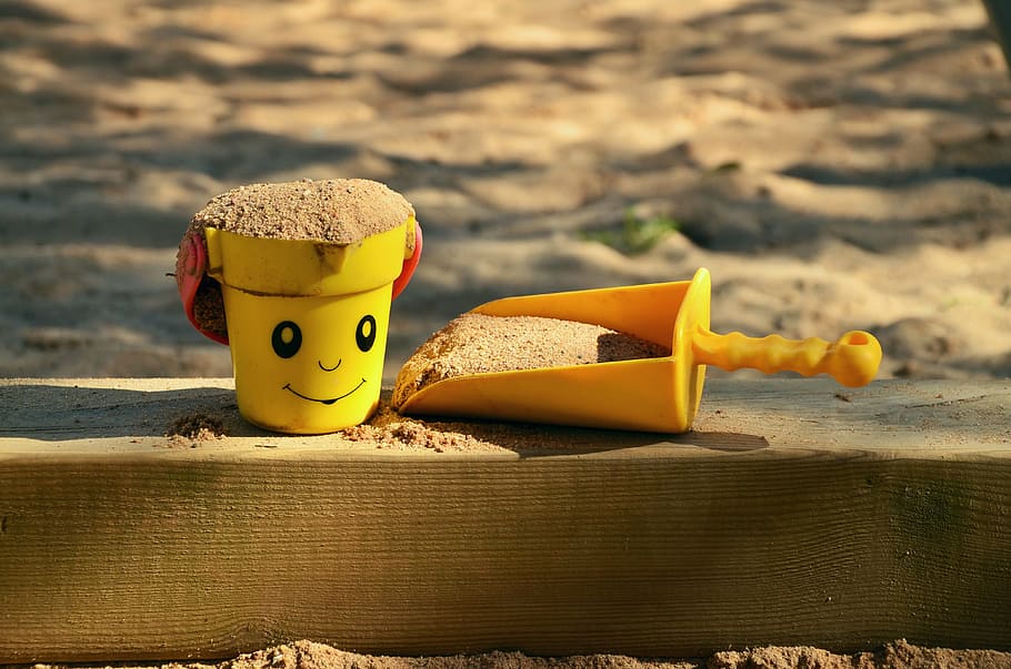 amarillo, balde, juguetes de paleta, foso de arena, parque infantil, arena, se burla de, jugar, cavar, smiley