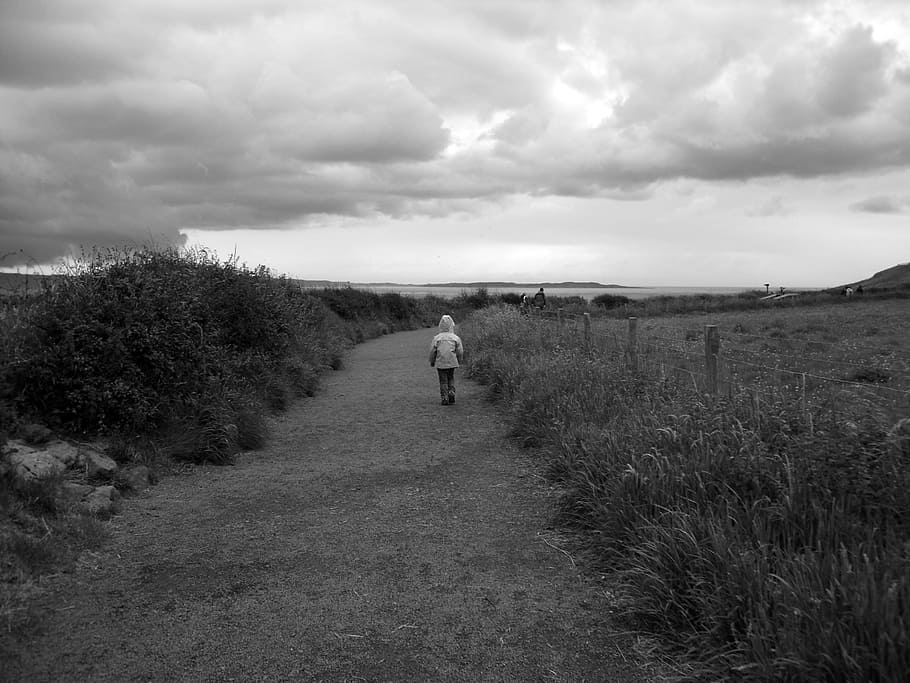 Irlanda del Norte, Condado de Antrim, niña, caminar, camino, mar, nube - cielo, cielo, personas reales, tierra