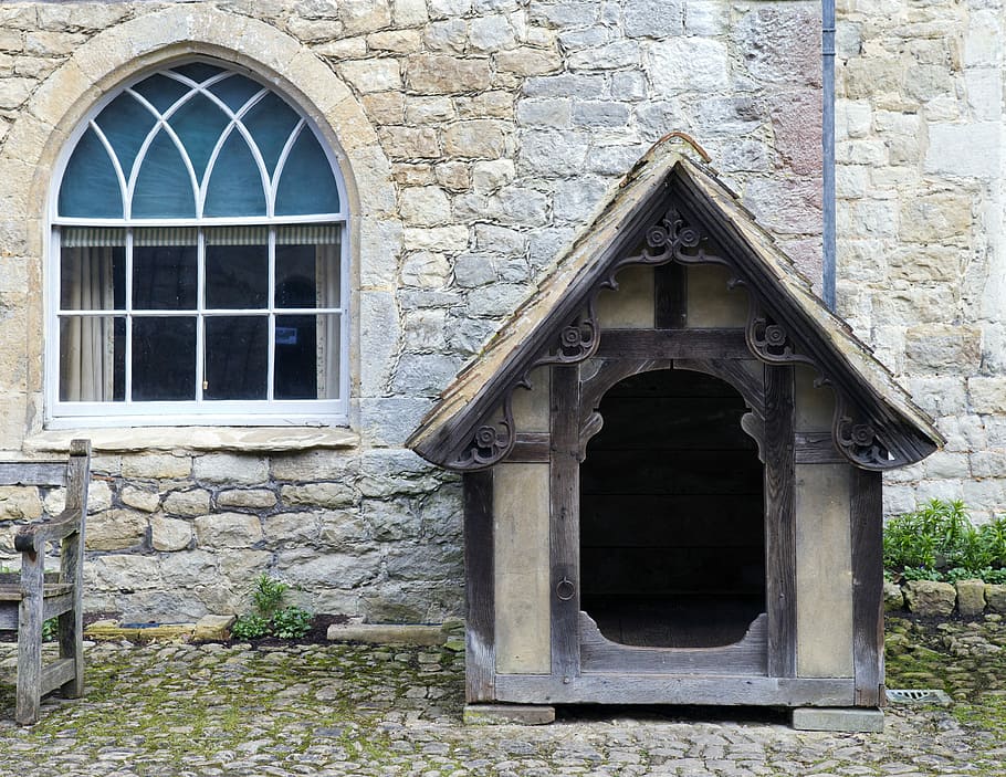 elaborate dog's kennel, Dog, Kennel, medieval courtyard, late georgian window, paving setts, ightham mote, kent, uk, architecture