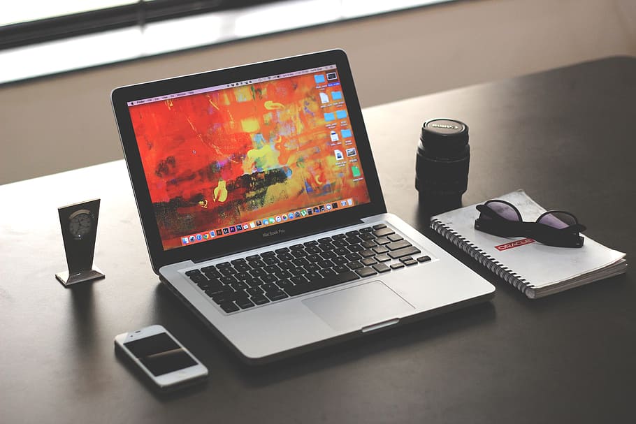 macbook, pro, negro, madera, mesa, computadora portátil, maqueta, negocios, oficina, iphone