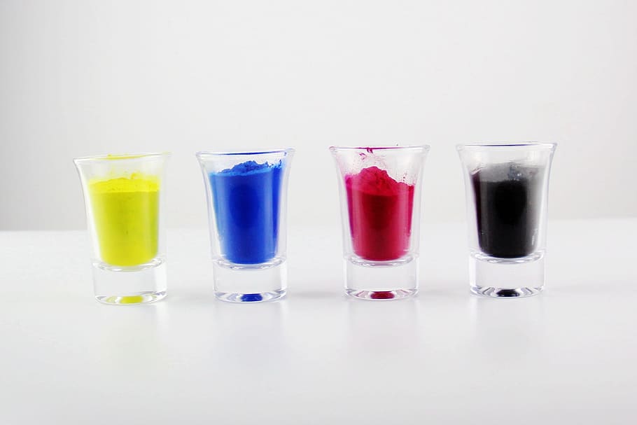 Cuatro colores, polvo, pigmento, vaso para beber, bebida, cóctel, líquido, vaso de chupito, nadie, vidrio - Material