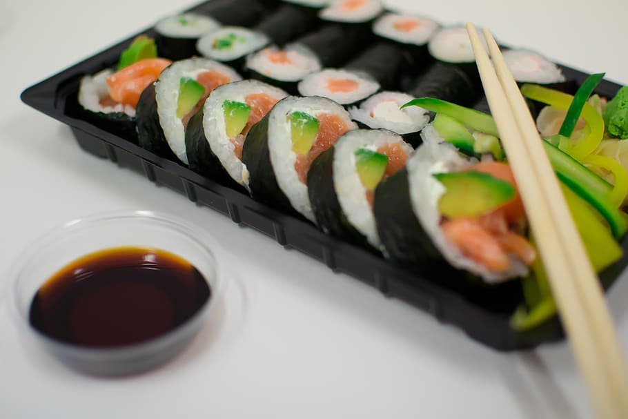 sushi no prato, peixe, pauzinhos, molho, japonês, salmão, frutos do mar, comida, refeição, arroz