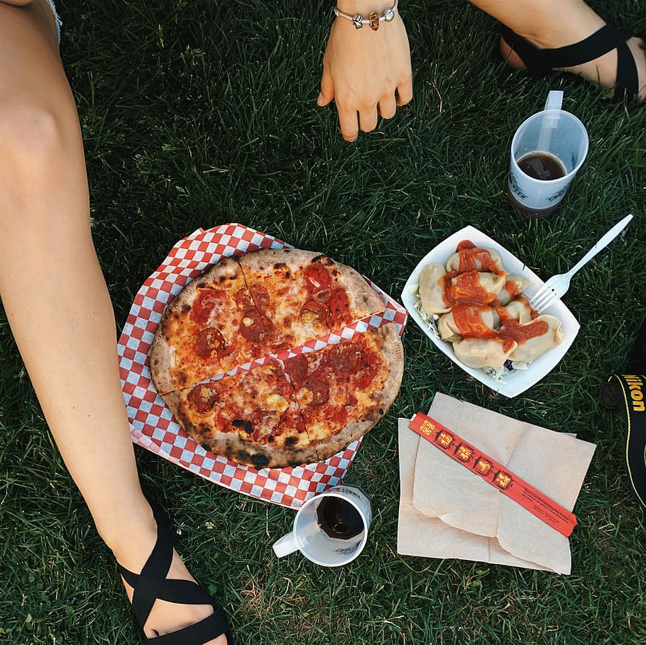 pizza salami, hierba, pizza, salami, manos, picnic, PNW, vista superior, comida, al aire libre