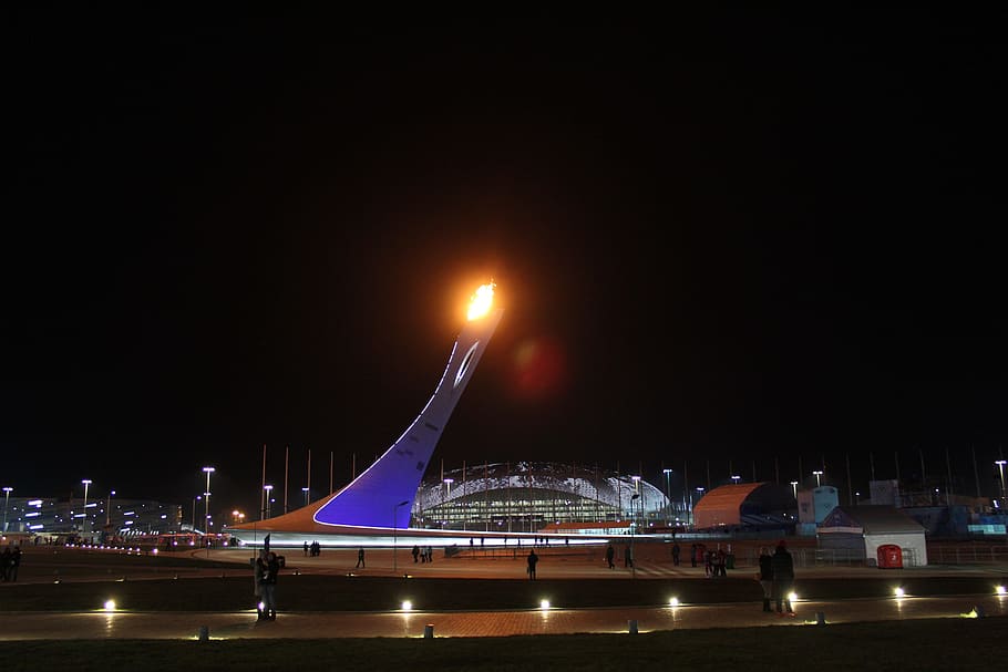 pessoas, andando, construção, noite, Sochi, Chama olímpica, Tocha, a chama olímpica, Parque Olímpico, arquitetura