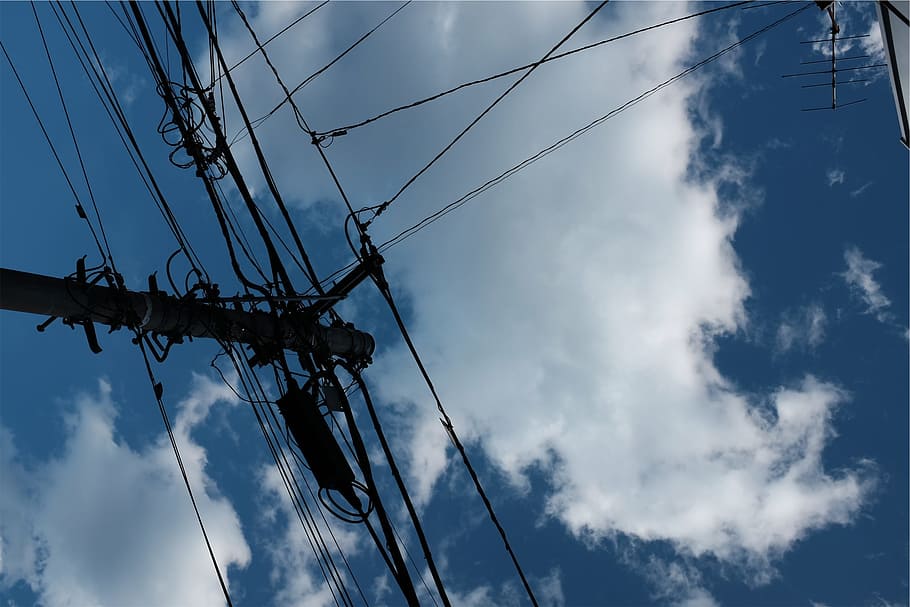 전력선, 파랑, 하늘, 구름-하늘, 전기, 케이블, 연결, 낮은 각도보기, 전기 철탑, 기술