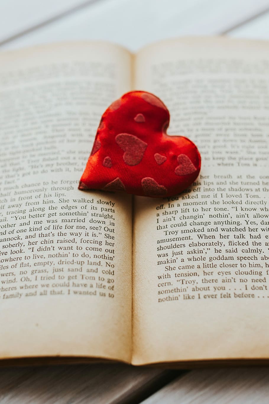 pouco, vermelho, coração, velho, livro, Pouco vermelho, coração vermelho, livro velho, leitura, amor