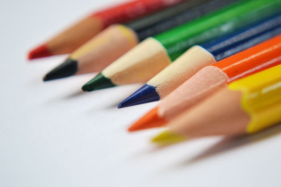selektif, fokus fotografi, biru, dipertajam, pensil warna, hijau, oranye, atas, putih, permukaan