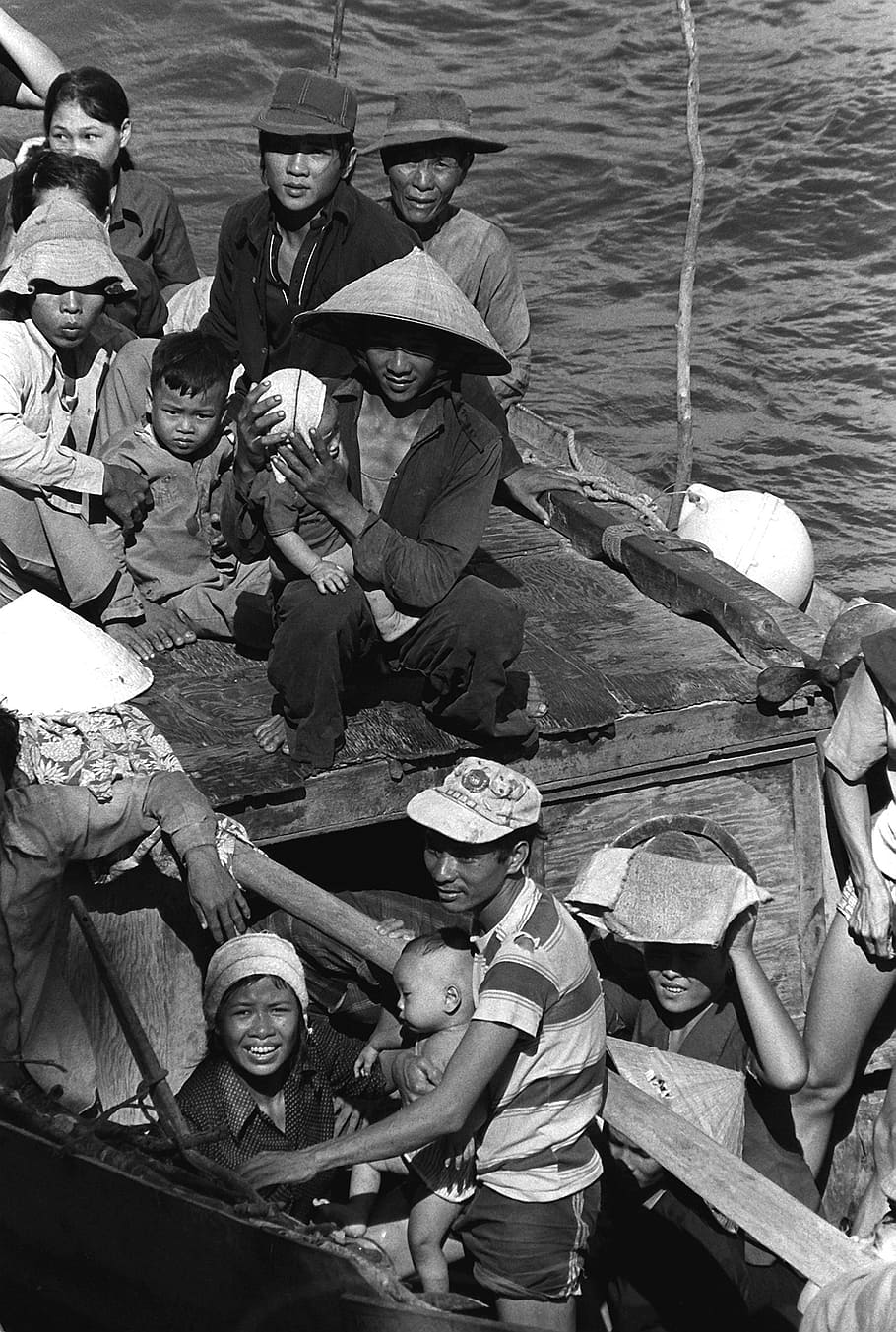 grupo, personas, equitación, bote, 35 refugiados vietnamitas, 1982, barco pesquero, ocho días en el mar, rescate, cresta azul uss