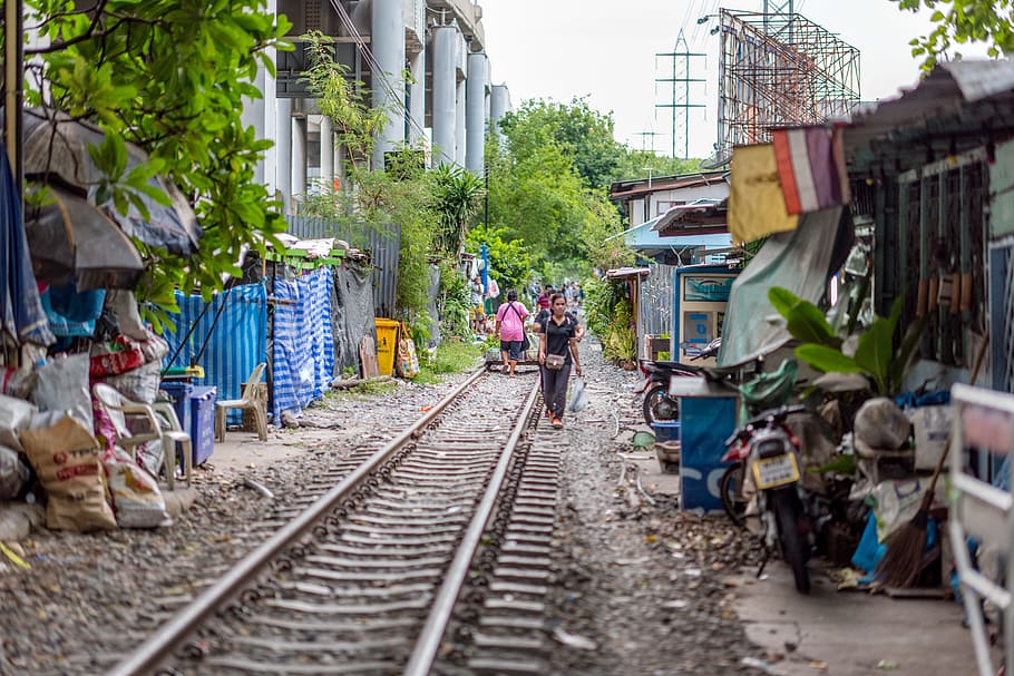 mujer, de pie, al lado de, vías férreas, Bangkok, Tailandia, ciudad, viajar, Asia, urbano
