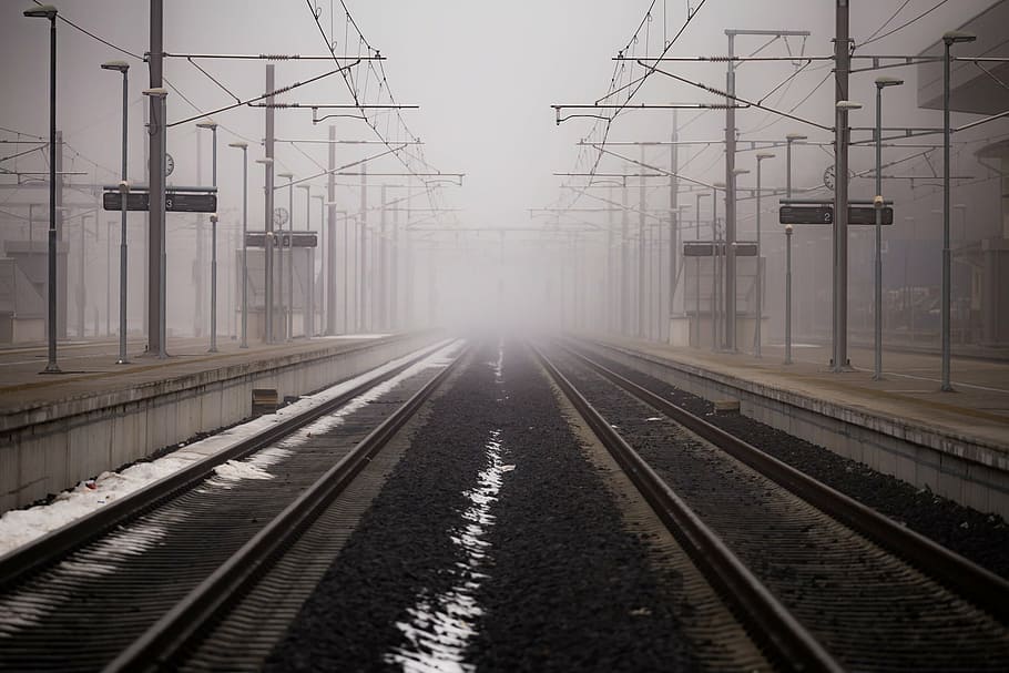 trilho de trem, coberto, poluição atmosférica, trem, ferrovia, Preto e branco, estrada de ferro, faixa, transporte, linha