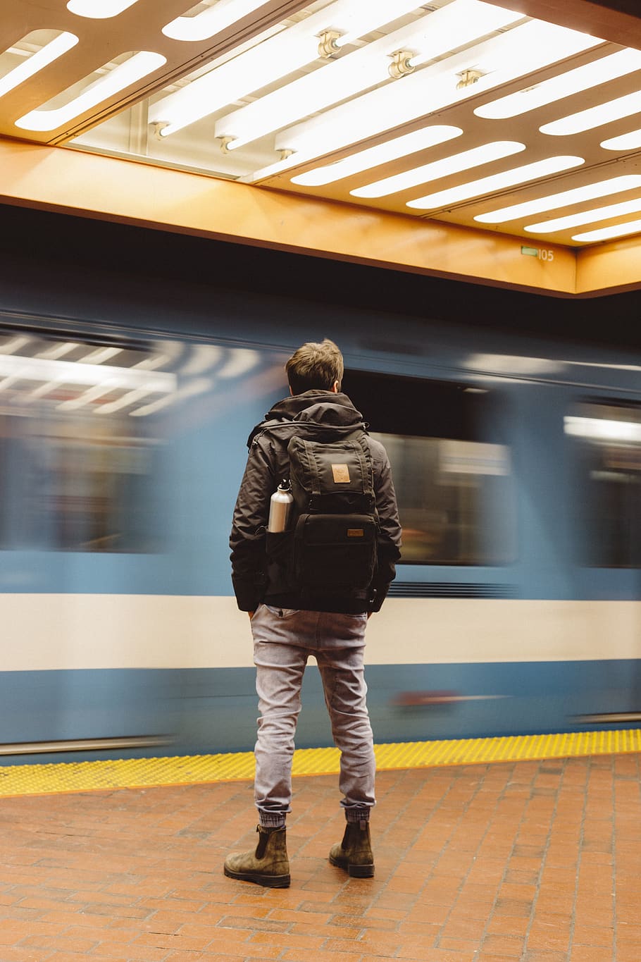 viajante, esperando, metrô, homem, pessoa, em pé, desfoque, movimento, velocidade, transporte