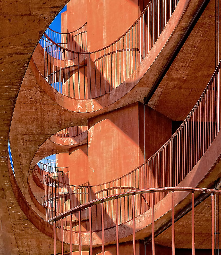 edificio pintado de marrón, edificio, estructura, arquitectura, rieles, naranja, líneas, curvas, estructura construida, escalera