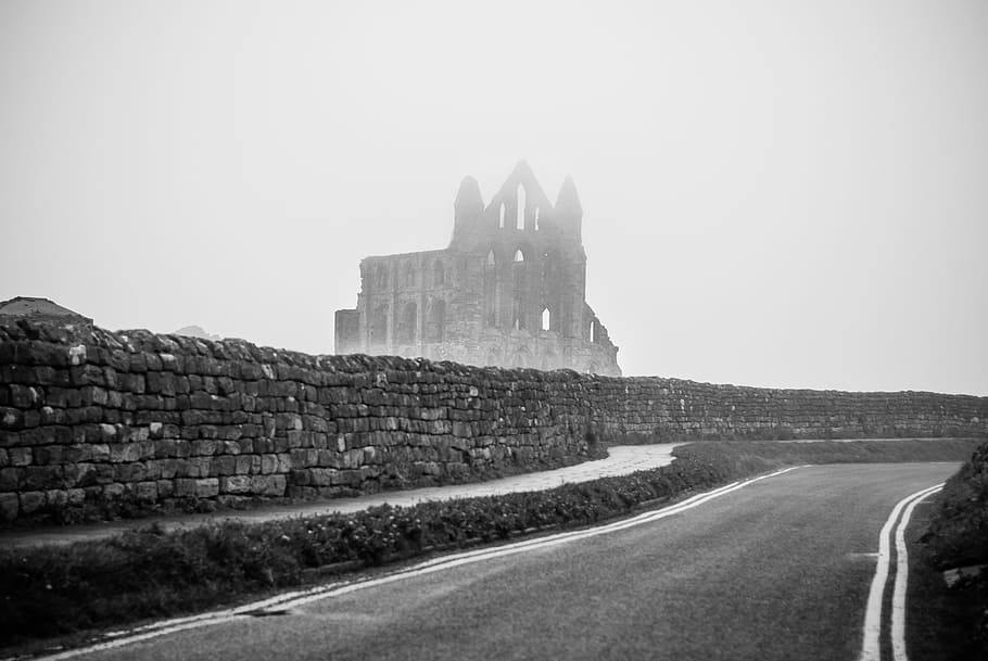 Whitby, abadia, ruínas, preto e branco, drácula, estrada, rochoso, pedras, misterioso, nevoeiro