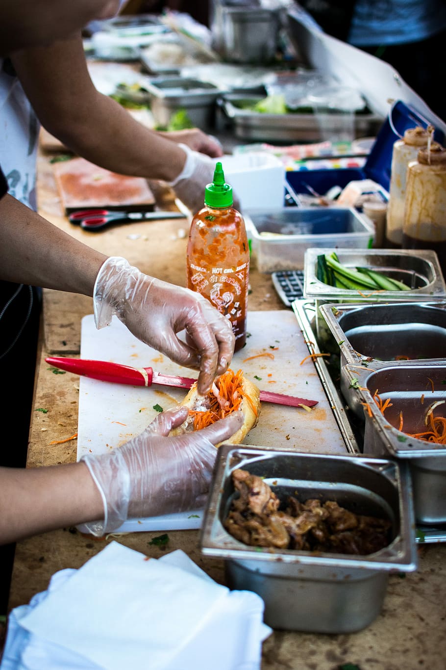 вьетнамский бань ми, фестиваль еды, вьетнамский, бань ми, багет, руки, уличная еда, еда, люди, свежесть