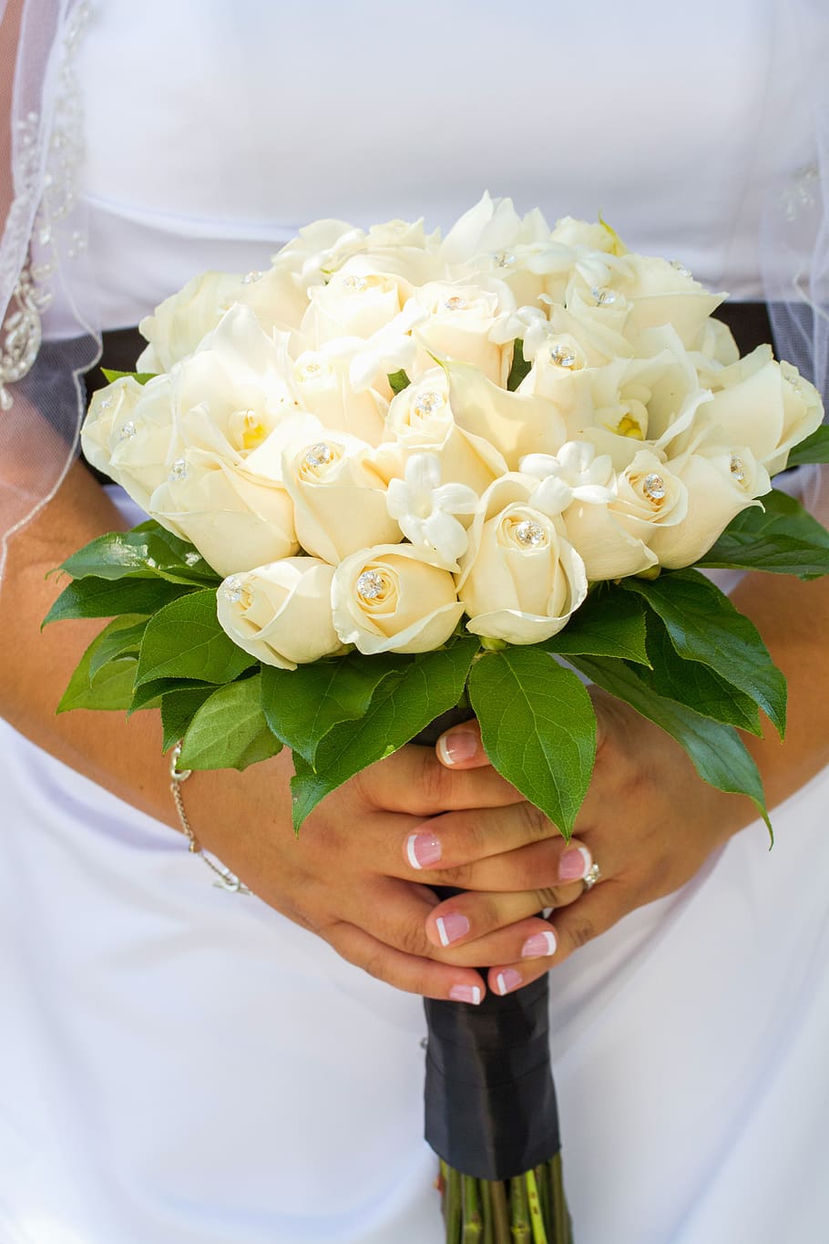 bride, wedding, flowers, wedding dress, wedding bouquet, white roses, crystals, american bride, summer, fashion