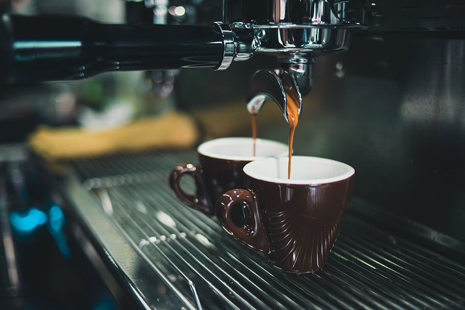 primer plano, foto, máquina de café espresso, verter, café, tazas, chocolate, caliente, dispensador, taza
