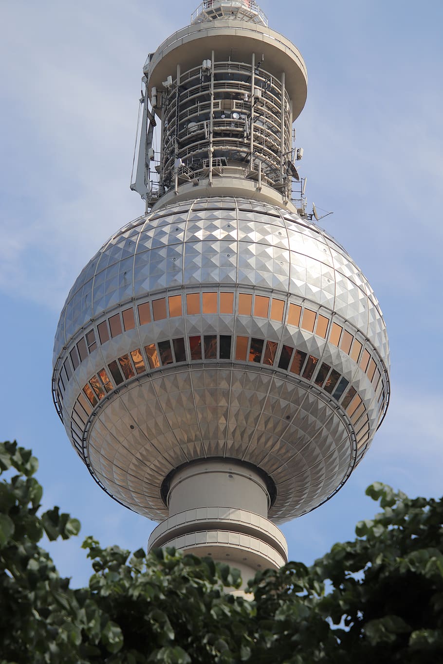 torre de televisão, folhas, árvore, Berlim, Alexanderplatz, capital, locais de interesse, Marco, céu, torre de rádio