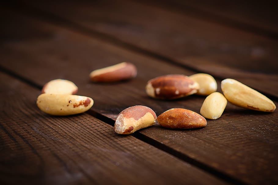 kacang almond, coklat, kayu, meja, delapan, kacang-kacangan, makanan, makanan dan minuman, masih hidup, makan sehat