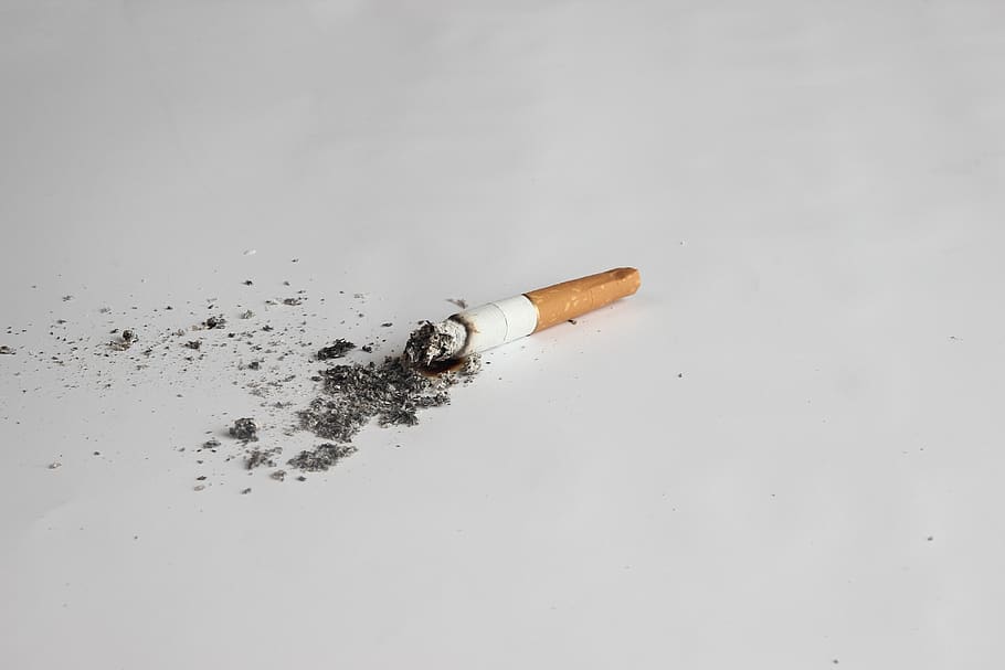 cigarro, tabaco, ceniza, cigarrillo, señal de advertencia, colilla de cigarrillo, señal, comunicación, mal hábito, problemas de fumar