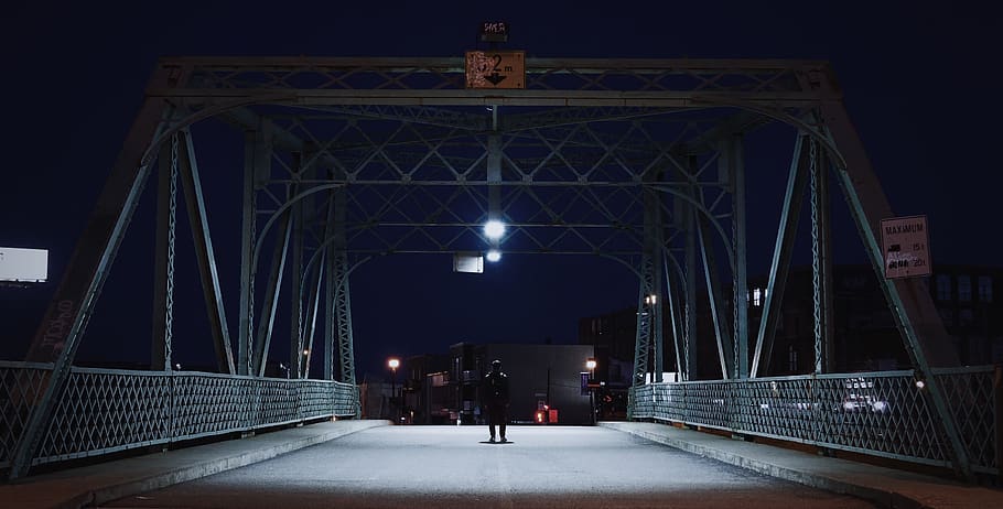 oscuro, noche, luces, personas, hombre caminando, solo, puente, acero, edificio, infraestructura