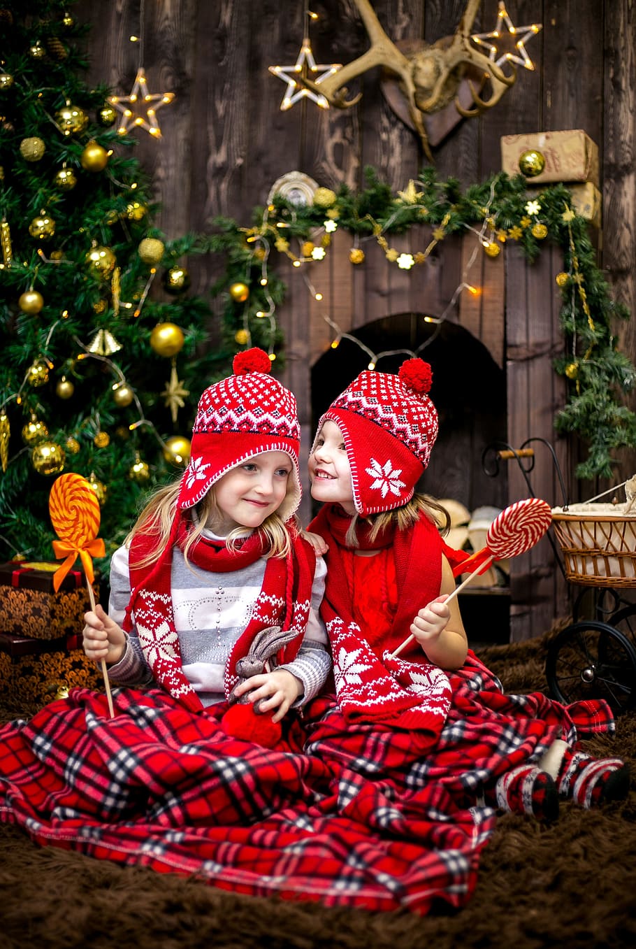 두, 소녀, 빨강-흰색-검정, 공정한, 섬 귀 플랩 모자, 스카프, 보유, 막대 사탕, 새해 전날, 아이들