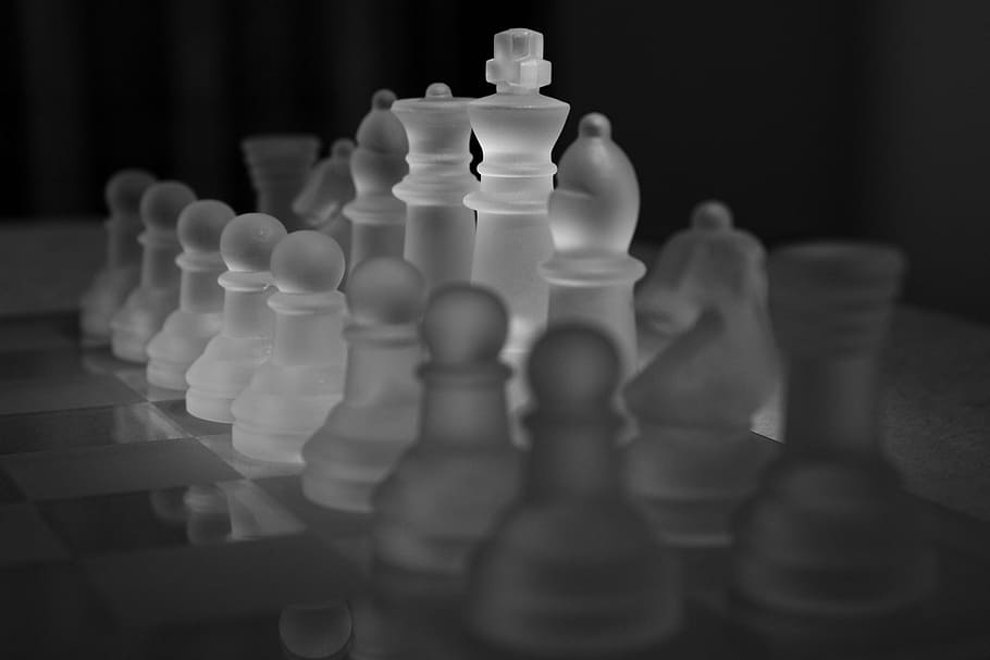 Primer plano, foto, ajedrez de vidrio, ajedrez, juego de ajedrez, piezas de ajedrez, rey, dama, corredores, jugar
