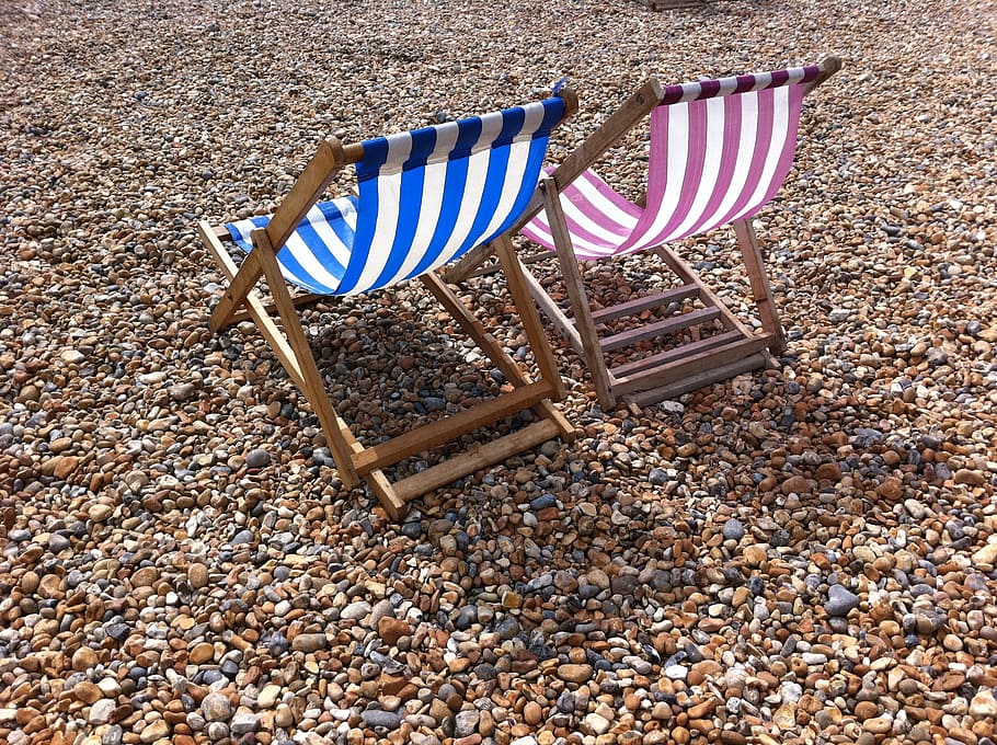 Brighton, Sussex, Reino Unido, Praia, Seixos, espreguiçadeira, cadeiras, relaxar, azul, vermelho