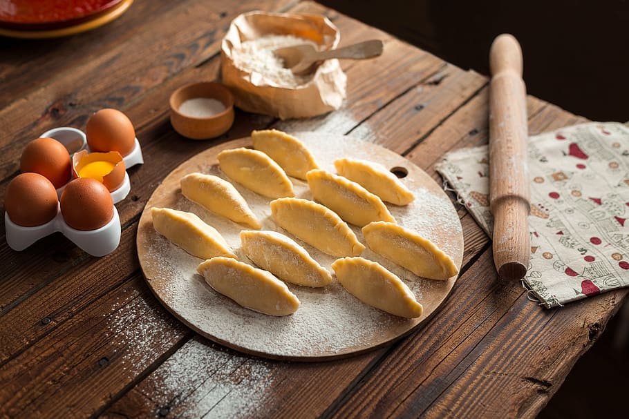 unbaked pastry, top, round, brown, tray, cooking, pies, vareniki, pelmeni, cook