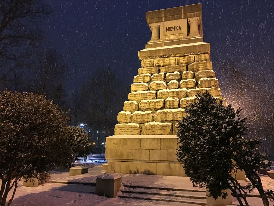 Sofía, Bulgaria, invierno, monumento doctoral, jardín de doctorado, centro de la ciudad, noche en Sofía, nieve, nevadas, árbol