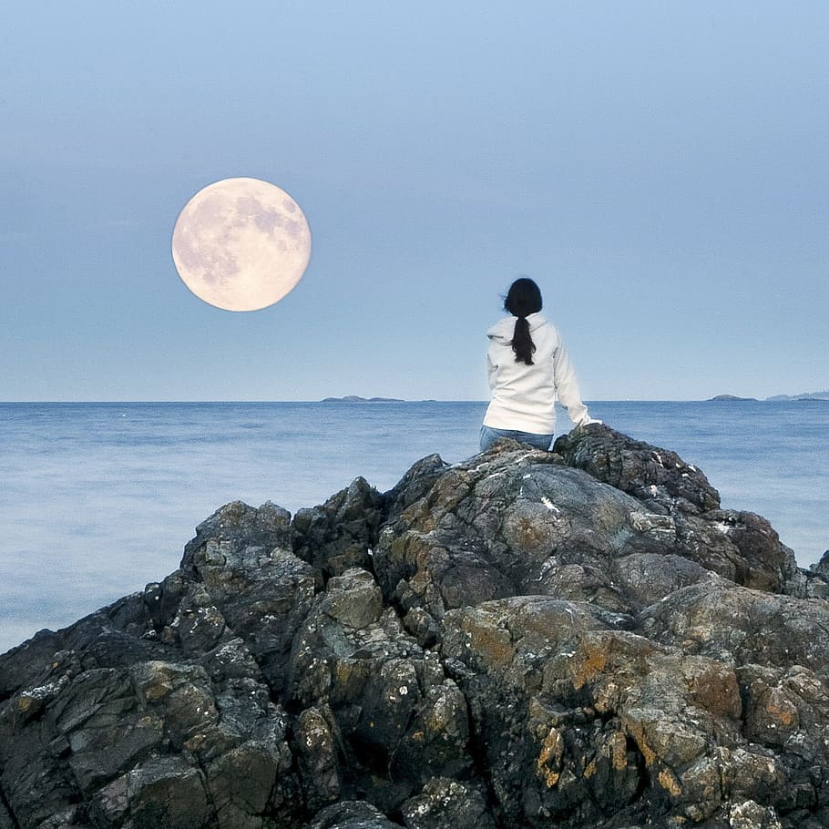 mulher, vestindo, branco, capuz, topo, rocha, enfrentando, em direção, cheia, lua
