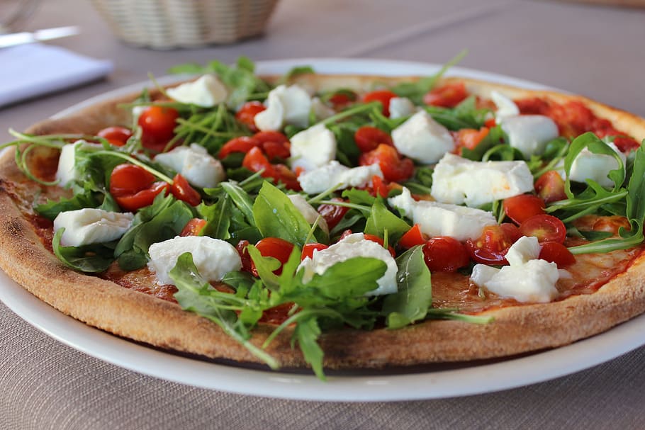 新鮮なイタリアンピザ, 新鮮なイタリアのピザ, 食べ物/飲み物, 食べ物, 食品, ピザ, トマト, チーズ, 野菜, サラダ