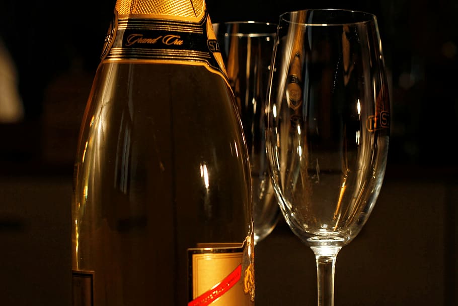 superficial, fotografía de enfoque, botella, dos, copas de vino, champán, vidrio, bebida, celebración, fiesta
