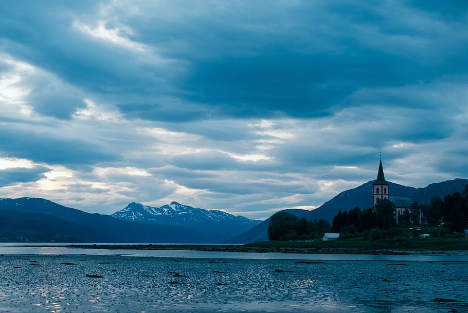 Sol de medianoche, Noruega, paisaje, naturaleza, iglesia, lago, cielo, agua, lugar famoso, pintorescos