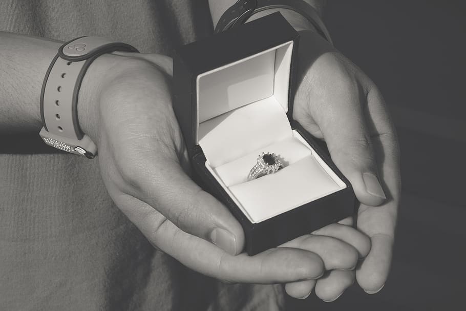 propuesta, anillo, regalo de joyería, anillo de diamantes, tenencia, una persona, sección media, mano, mano humana, personas reales