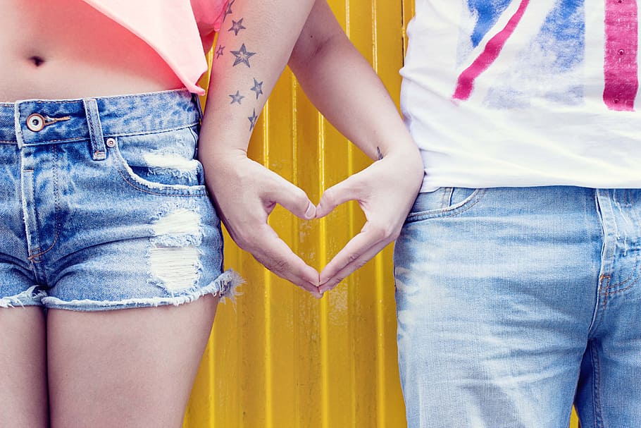 pasangan membentuk hati, tangan, cinta, orang, jantung, celana jeans, muda, tato, bersama, bagian tengah tubuh