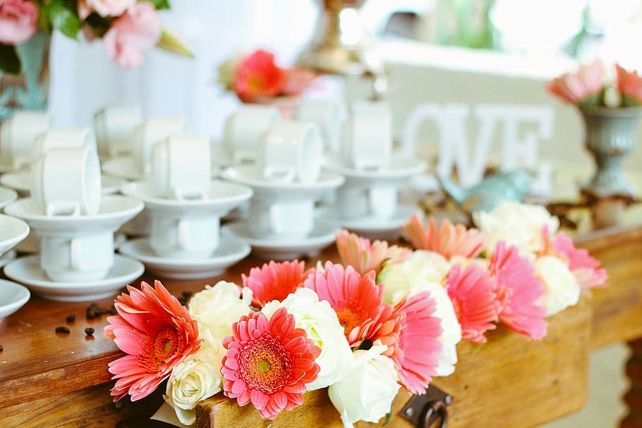 blanco, rosas, rosa, arreglo de margaritas, cajonera, mesa, cerámica, tazas de té, taza, platillo