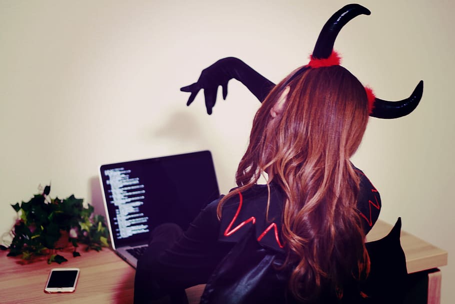 mulher, preto, vermelho, traje do diabo, sentado, frente, computador portátil, mulher de preto, diabo vermelho, traje