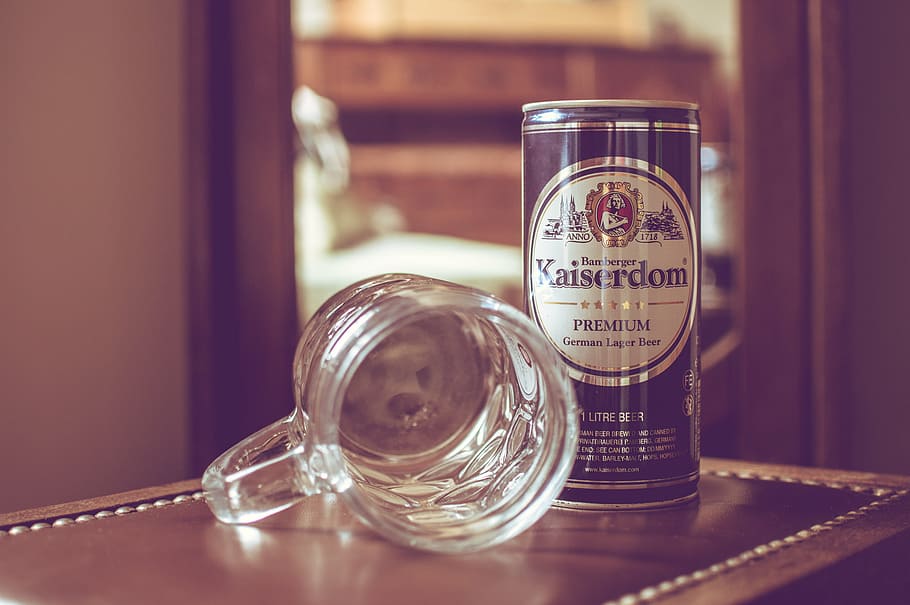 kaiserdom premium, al lado, jarra de cerveza de vidrio, marrón, superficie de madera, kaiserdom, lata, claro, bebida, vidrio