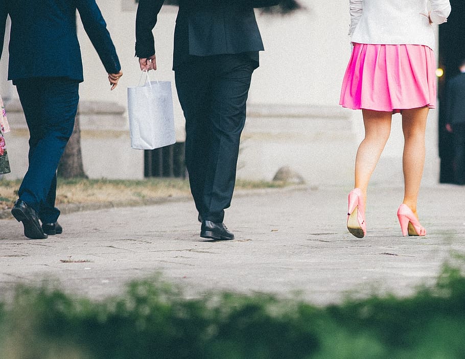 wanita, berjalan, di samping, jalan, jas, sepatu, sepatu hak tinggi, pink, rok, tas
