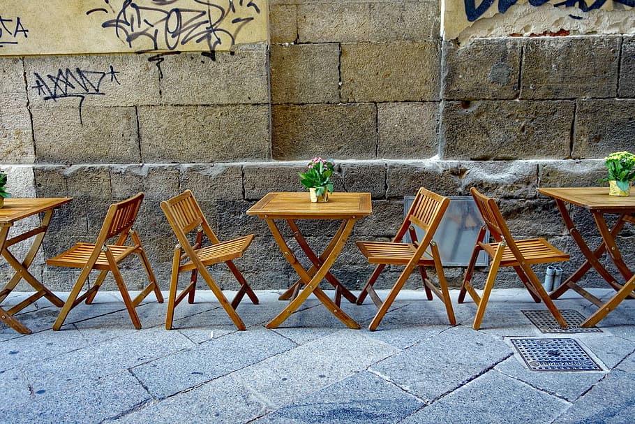 茶色, 木製, 折りたたみ式, テーブル, 椅子, ストリートカフェ, ダイニングテーブル, 外に座る, サルデーニャ, カリアリ