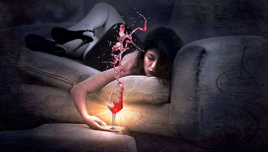Foto de lapso de tiempo, mujer, acostada, sofá, tenencia, copa de vino, lleno, rojo, líquido, vino tinto