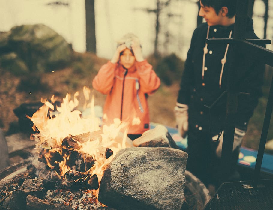 fuego, campamento, gente, niño, hombre, frío, clima, chaqueta, bosque, maderas